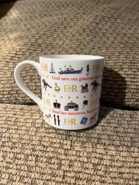 White Commemorative Queen Elizabeth II themed Ceramic Mug
